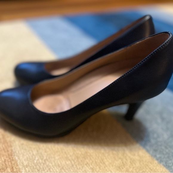 Naturalizer Classic Navy Heels - Picture 3 of 4